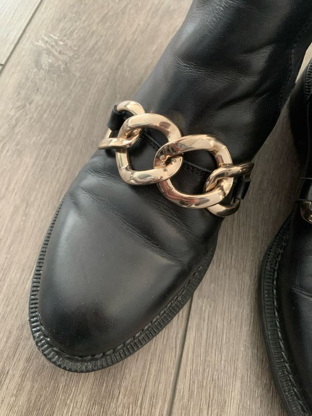 Scarponcini Frau neri con catena oro