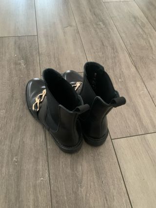 Scarponcini Frau neri con catena oro