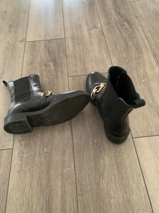 Scarponcini Frau neri con catena oro