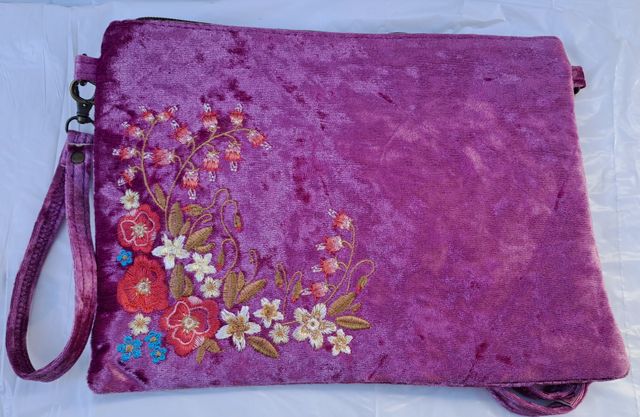 Bolso de terciopelo morado con bordado floral