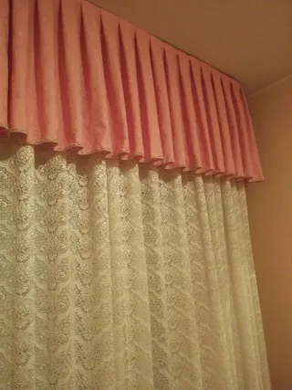 Cortina rosa y blanca de tela