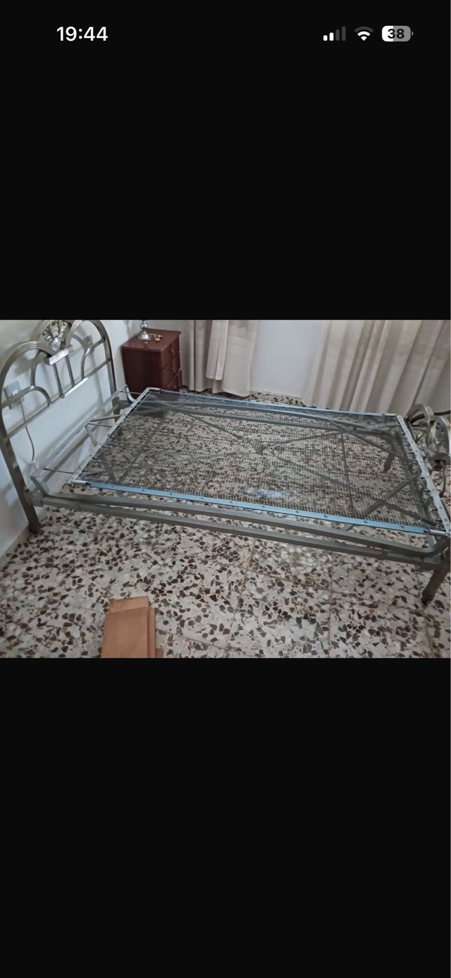 Cama antigua de forja