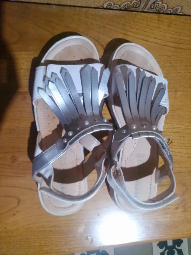 Chanclas Geox plateadas y blancas