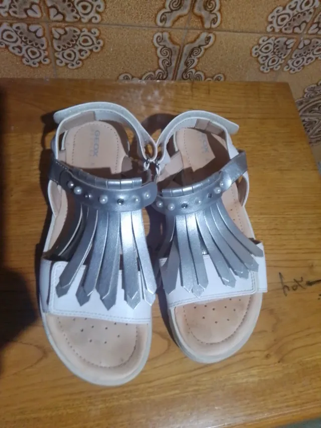 Chanclas Geox plateadas y blancas