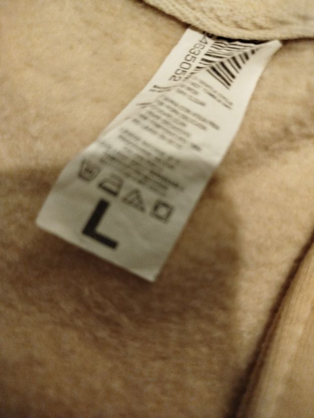 Chaqueta beige y blanca con letra R