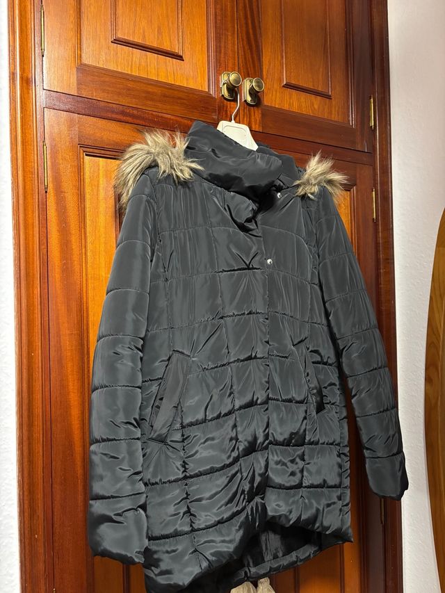 Abrigo de plumas negro con capucha