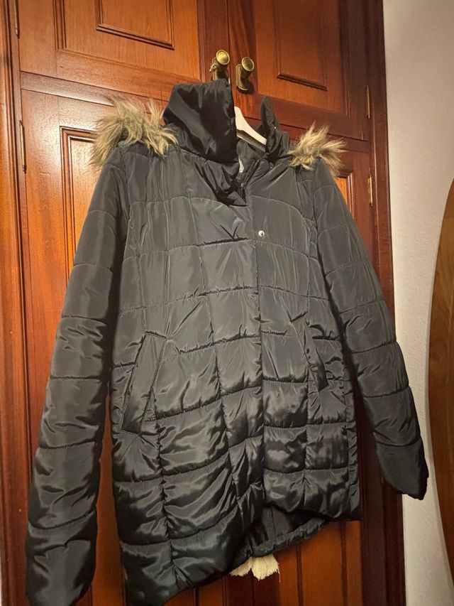 Abrigo de plumas negro con capucha