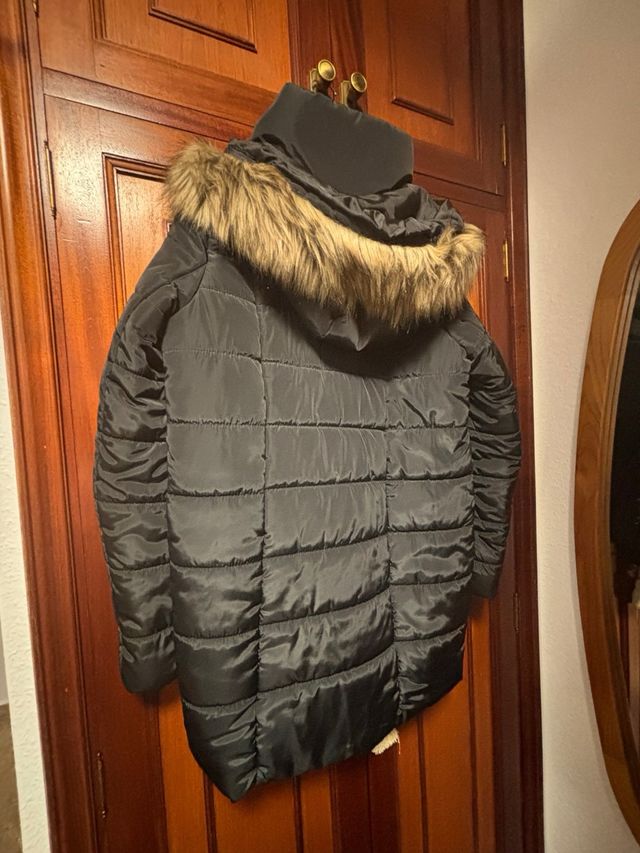 Abrigo de plumas negro con capucha