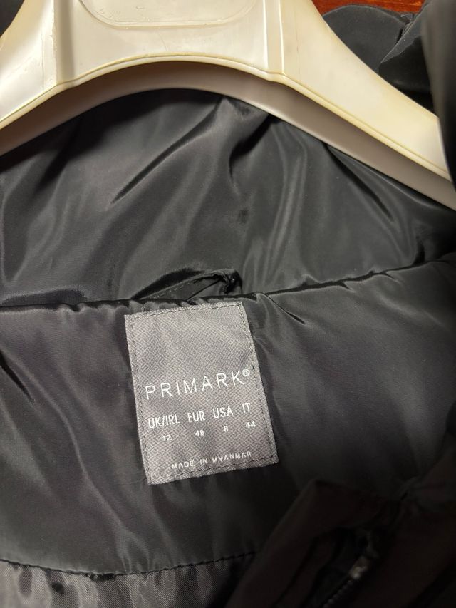 Abrigo de plumas negro con capucha