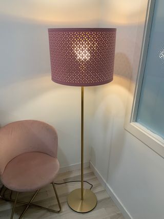 Lámpara de pie rosa y dorada Maisons Du Monde