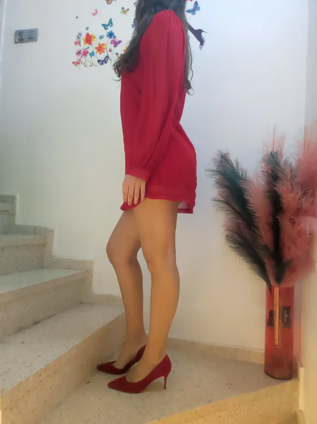 Elegante vestido rojo con manga transparente