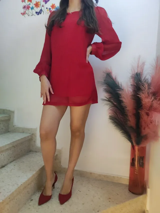 Elegante vestido rojo con manga transparente