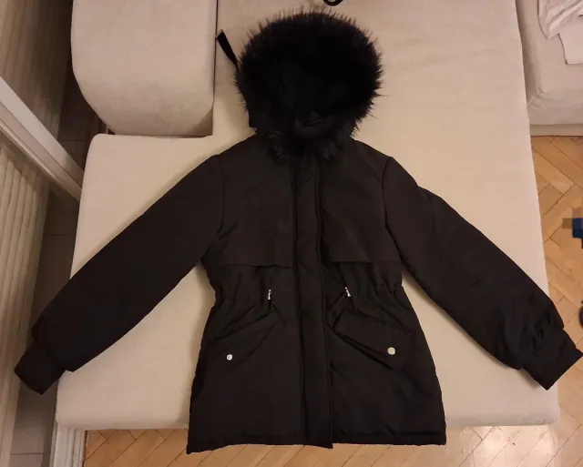 Abrigo negro con capucha de pelo.