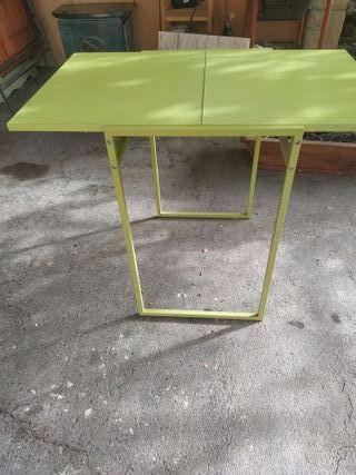 Mesa de cocina verde metálica