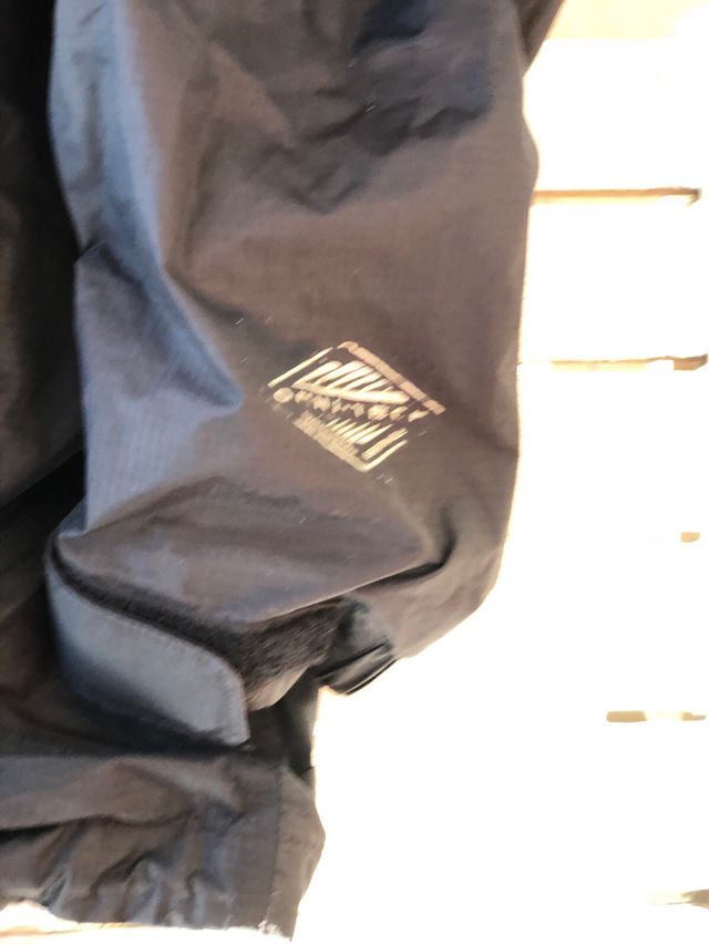 Chaqueta Columbia Negra con Cremallera