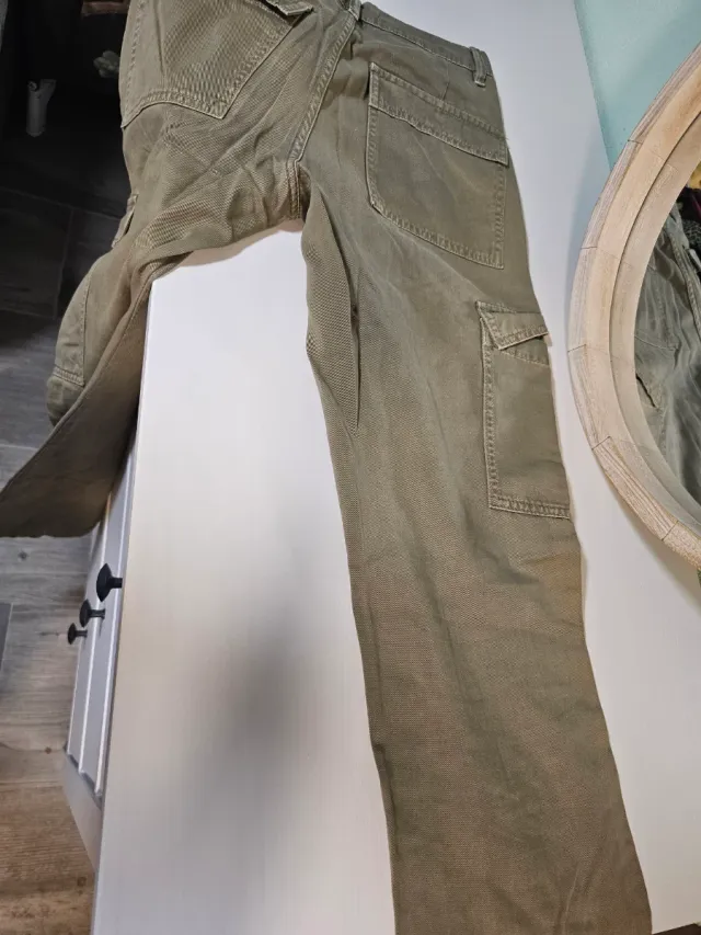 Pantalones cargo verde con bolsillos.