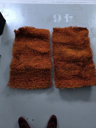 Tappetini in tessuto con pelo lungo arancione