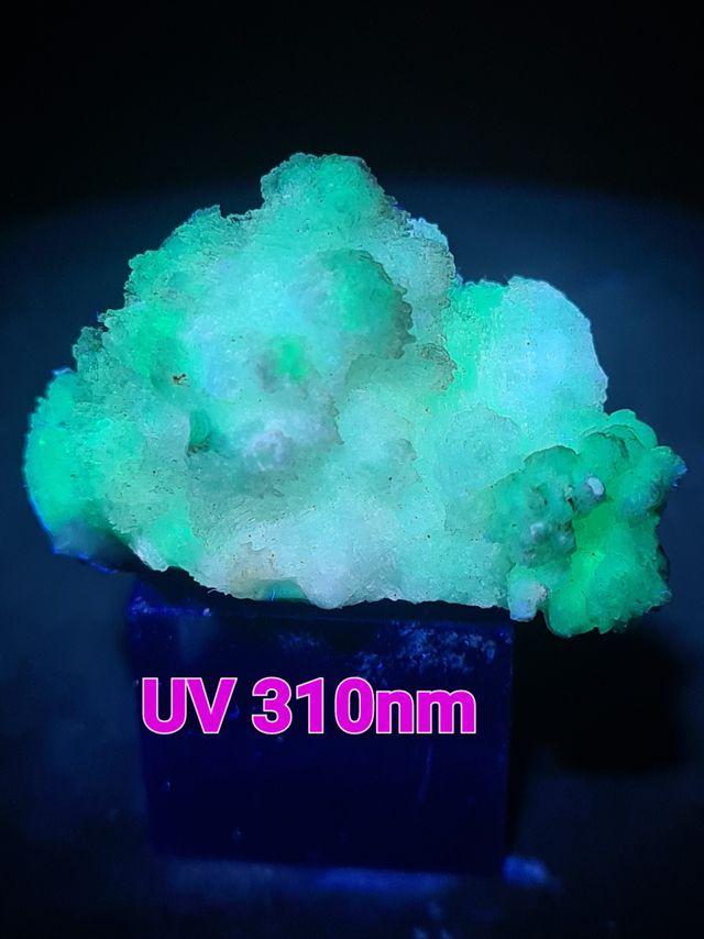 Yeso Sericolita su Aragonito Mineral Fluorescente
