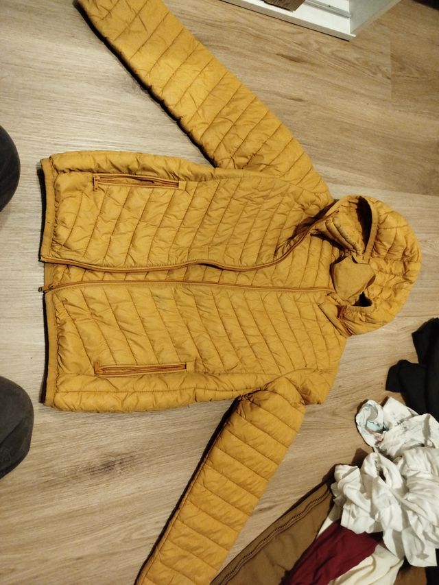 Chaqueta acolchada amarilla con capucha