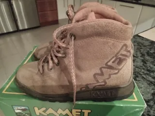 Botas de montaña Kamet marrones.