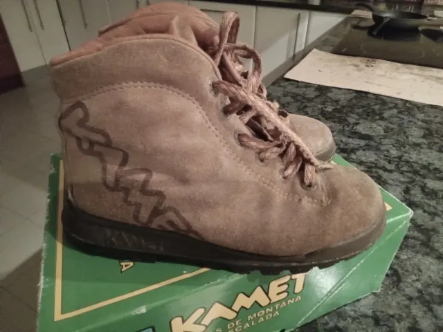 Botas de montaña Kamet marrones.
