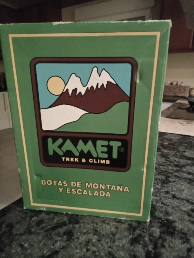 Botas de montaña Kamet marrones.