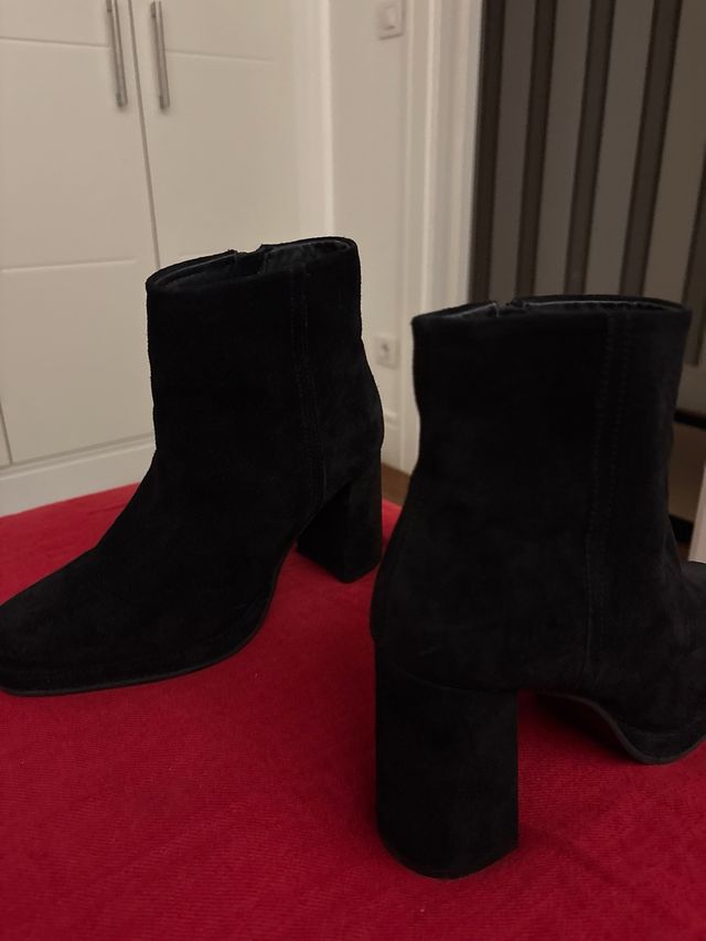 Botas de tacón de ante negro