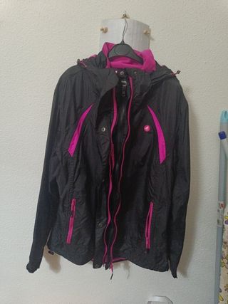 Cazadora polar negra y fucsia