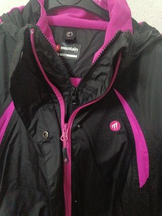 Cazadora polar negra y fucsia