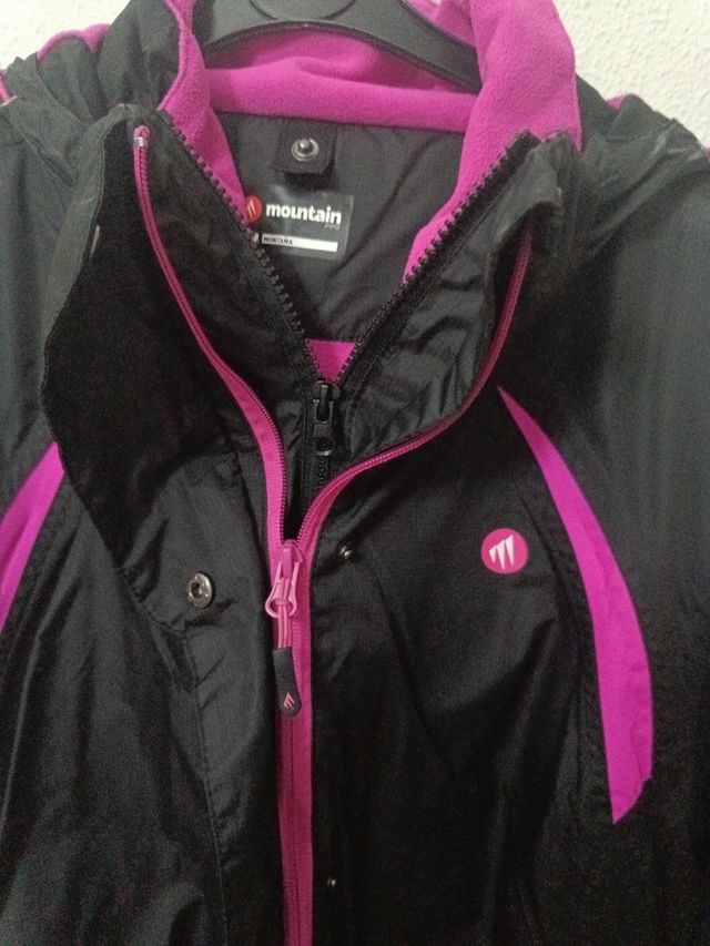 Cazadora polar negra y fucsia