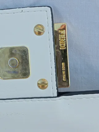 Borsa Fendi bianca con catena dorata e sciarpa