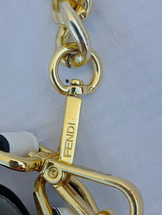 Borsa Fendi bianca con catena dorata e sciarpa