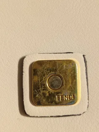 Borsa Fendi bianca con catena dorata e sciarpa