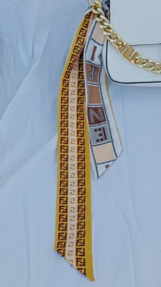 Borsa Fendi bianca con catena dorata e sciarpa