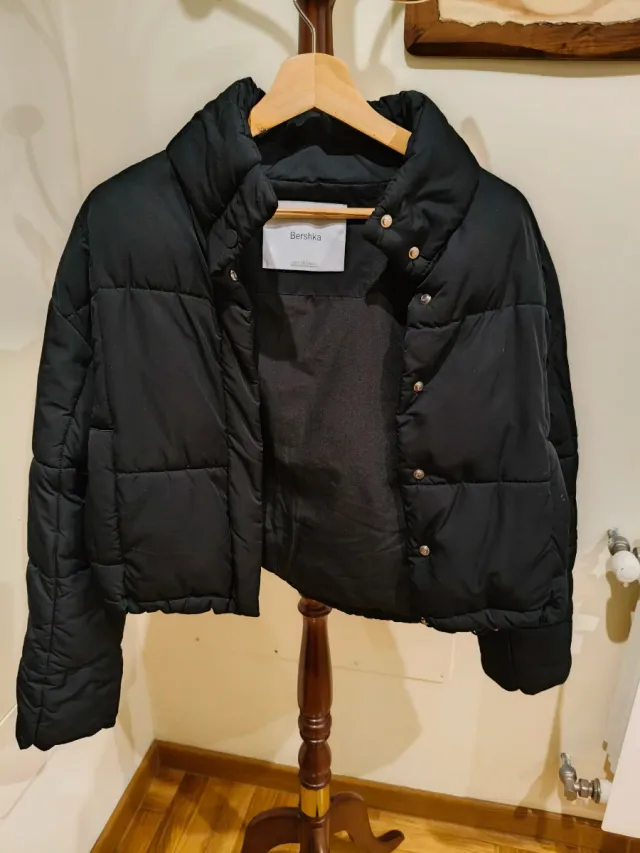 Chaqueta Bershka negra acolchada