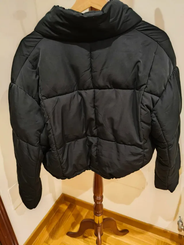Chaqueta Bershka negra acolchada