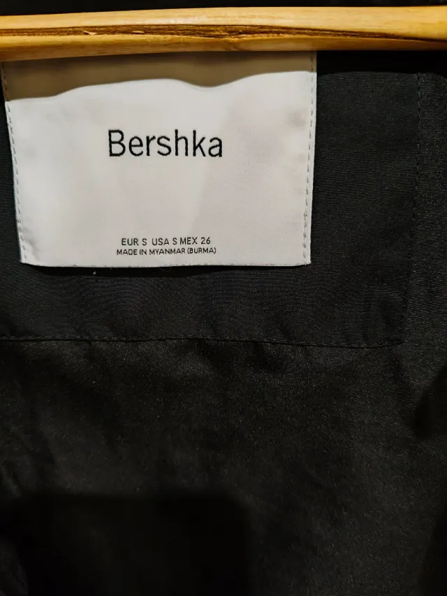 Chaqueta Bershka negra acolchada