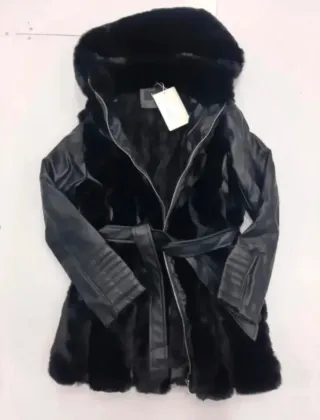 Abrigo negro con capucha y cinturón