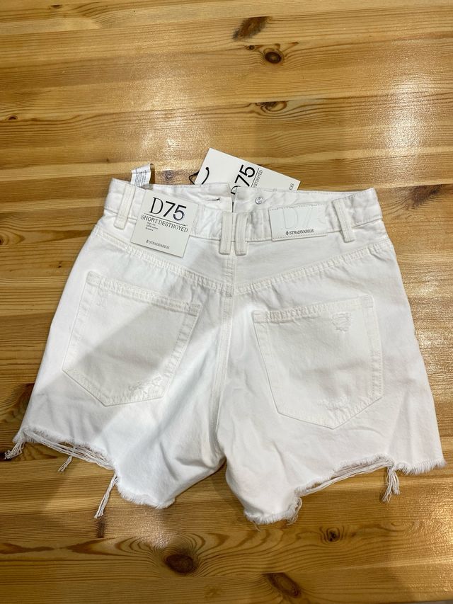 Vaquero corto blanco Stradivarius T.34