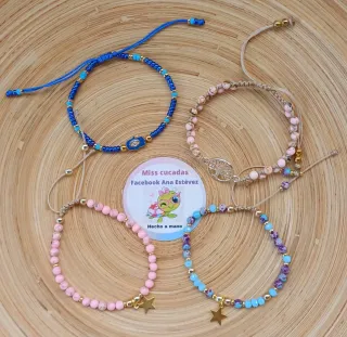 Pulseras y Cuelgamochilas Hechos a Mano