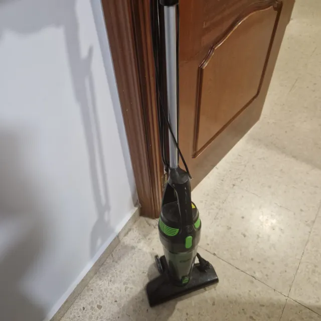 Aspiradora escoba negra y verde