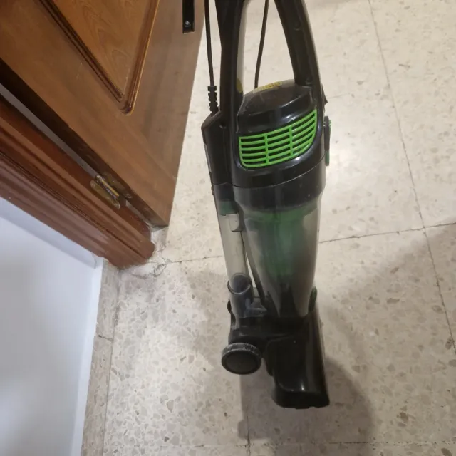 Aspiradora escoba negra y verde