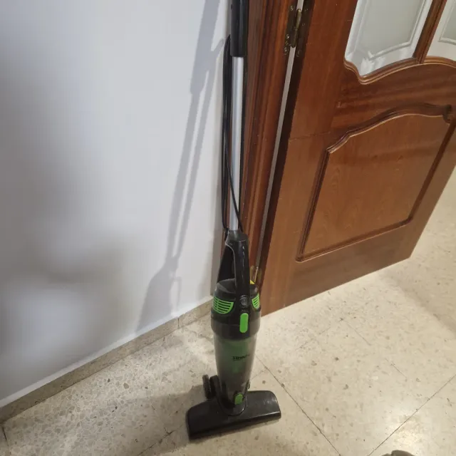Aspiradora escoba negra y verde