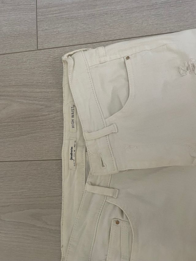 Vaqueros blancos rotos