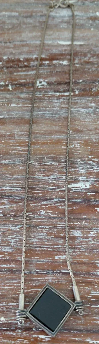 Cadena plateada con colgante cuadrado negro