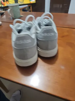 Zapatillas Adidas grises y blancas