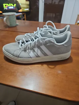 Zapatillas Adidas grises y blancas