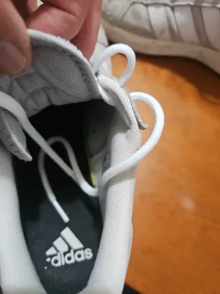 Zapatillas Adidas grises y blancas