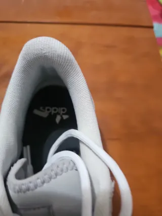 Zapatillas Adidas grises y blancas