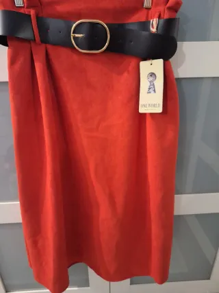 Falda ONE WORLD roja con cinturón negro